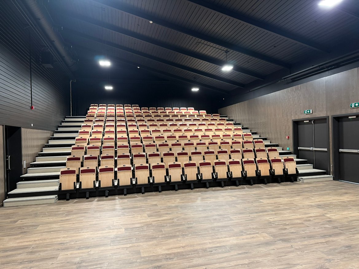 Bilde av tomt publikumsamfi i Kulturstua på Harestua